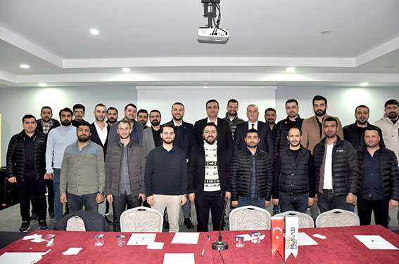 ‘Siyasetçiler milletin hizmetkârıdır’