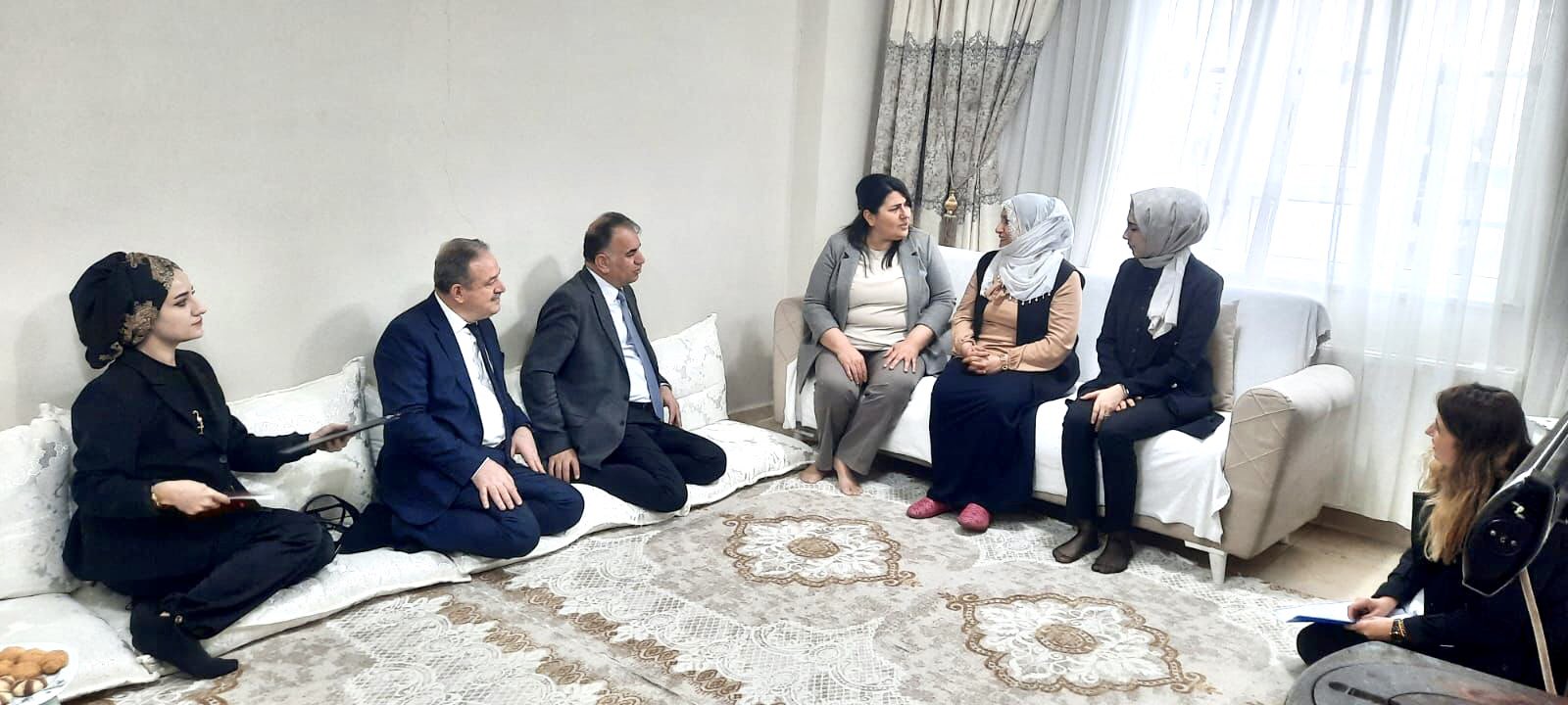 Aileleri ziyaret ederek ihtiyaç ve taleplerini dinledi