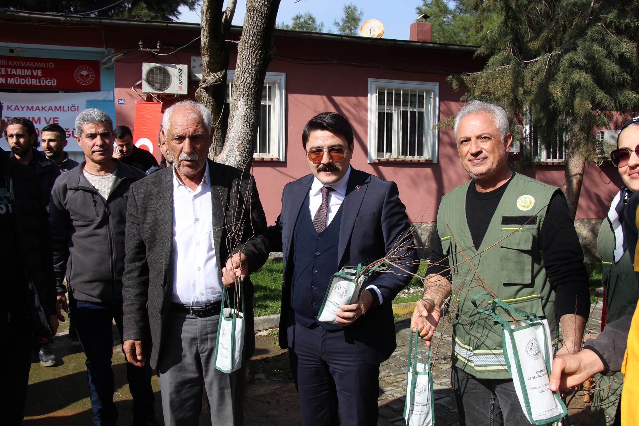 Çiftçilere 12 bin badem ve Antep fidanı dağıtıldı