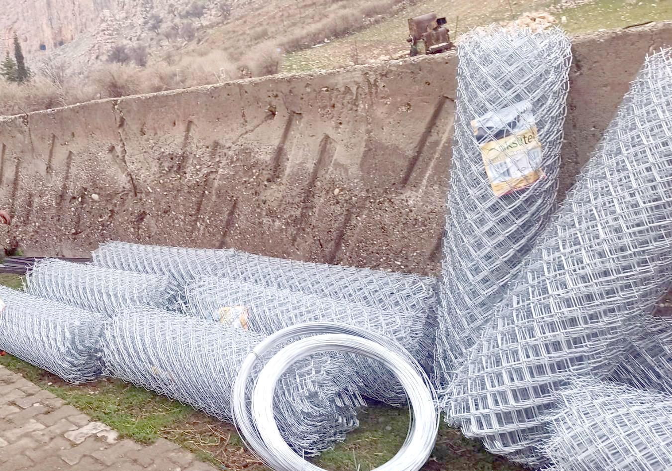 Köylere tel örgü desteği