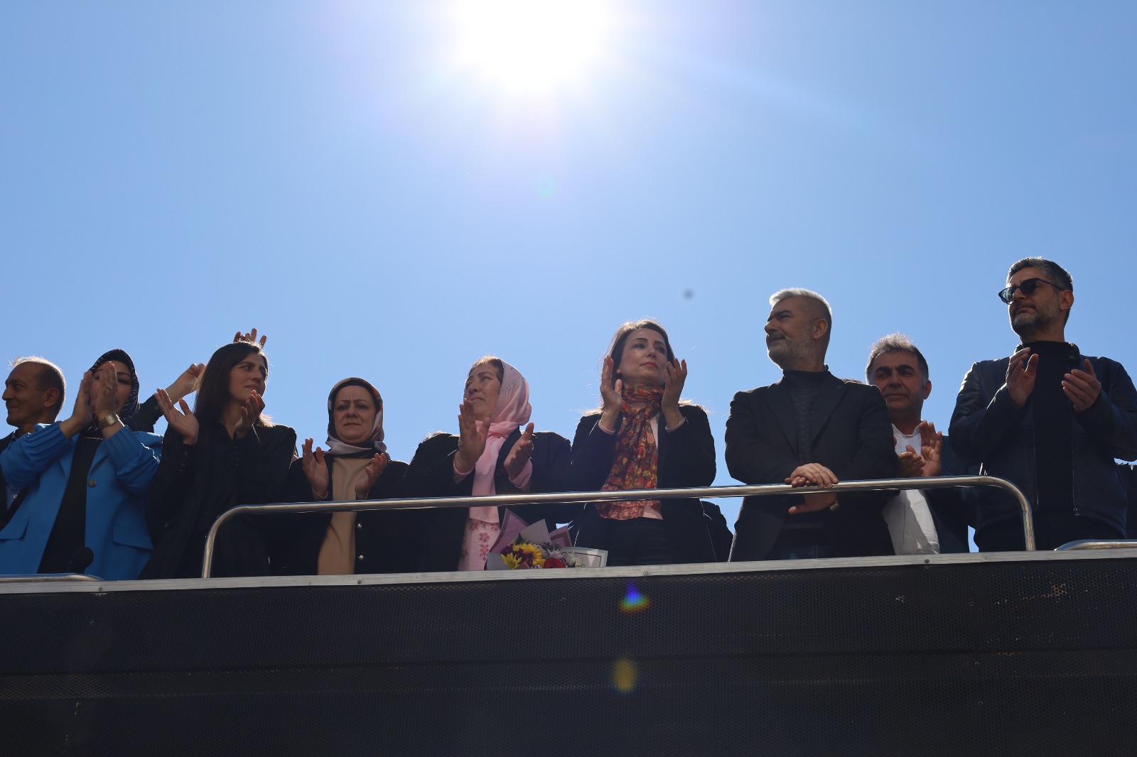 ‘Beton blokları parçalayarak geleceğiz, belediyeleri halkımıza açacağız’