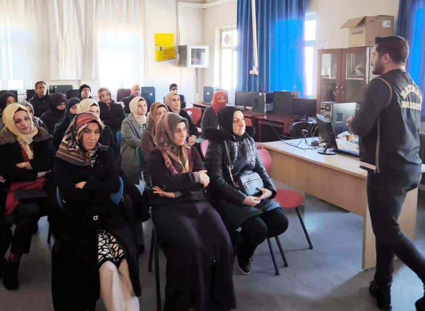 Velilere ‘En iyi narkotik polis anne projesi’ anlatıldı