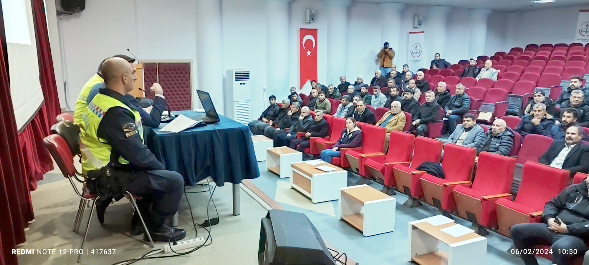Okul servisi şoförlerine trafik Konusunda bilgilendirme seminerleri düzenlendi