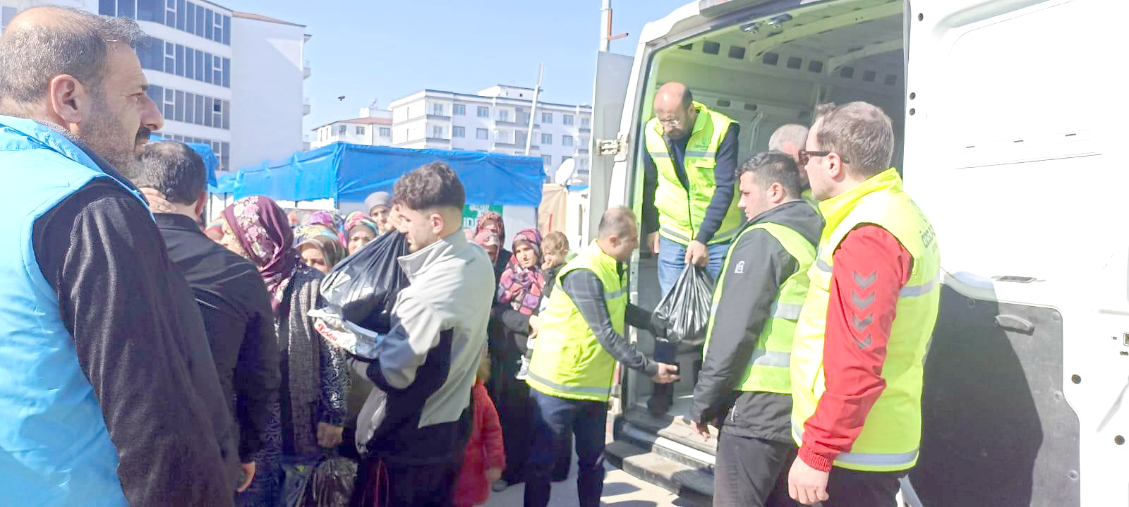 Özgür Der deprem bölgesinde yardımlarını sürdürüyor