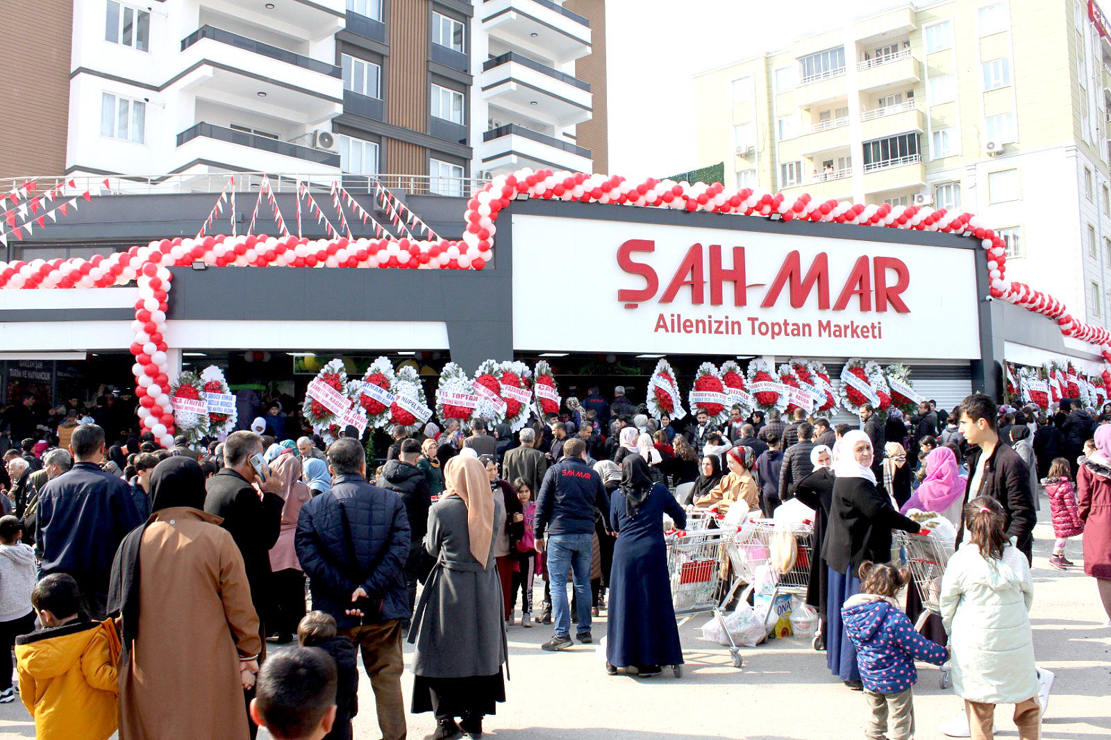 MİTİNG GİBİ AÇILIŞ – Şahmar 10. Şubesini açtı