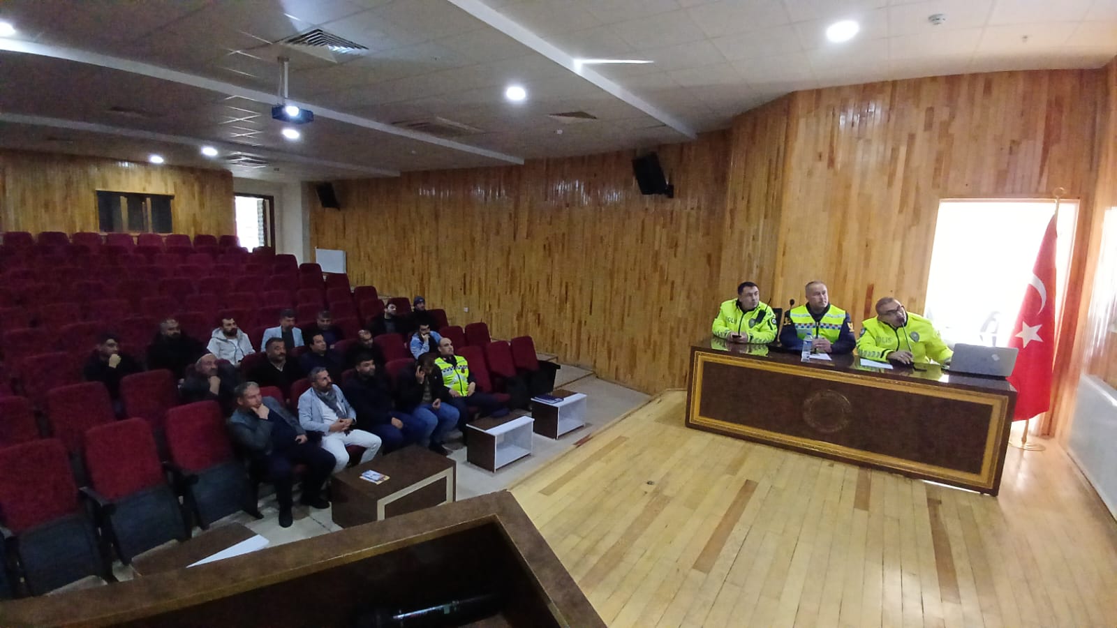 Emniyet kemeri kullanımı eğitimi ve bilgilendirme toplantısı yapıldı