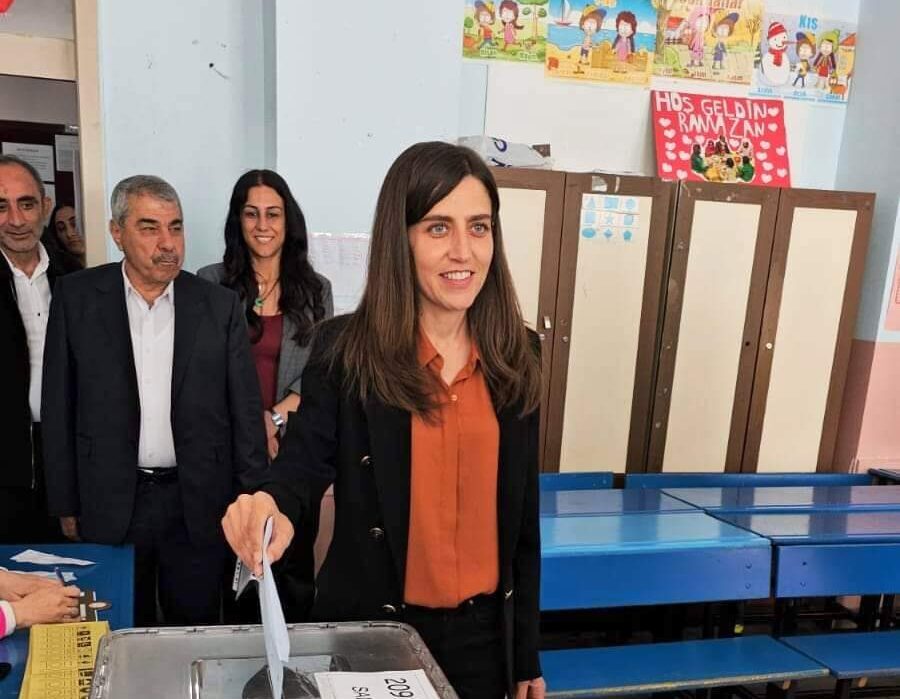 DEM adayı Sönük oyunu kullandı