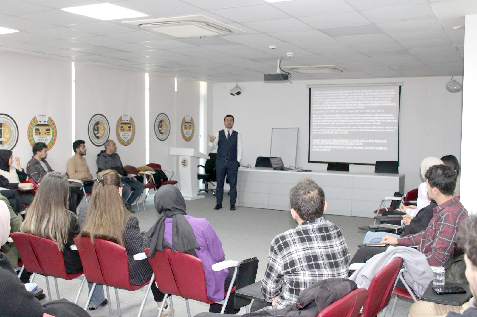Stajyer Avukatlara HMK görev işlemleri semineri verildi