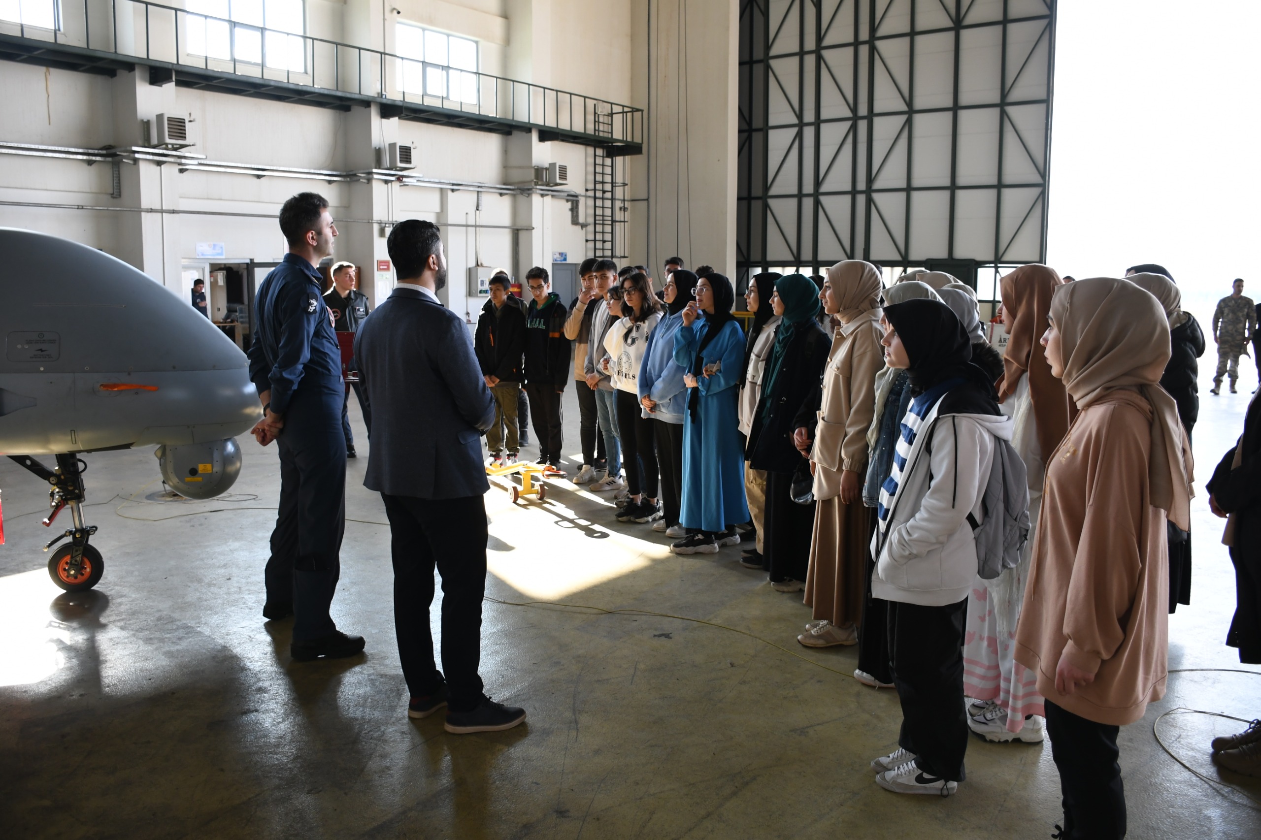 TÜGVA öğrencileri İHA üssünü ziyaret etti