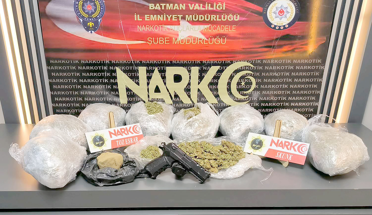 Kaçan araçtan atılan kutudan uyuşturucu çıktı