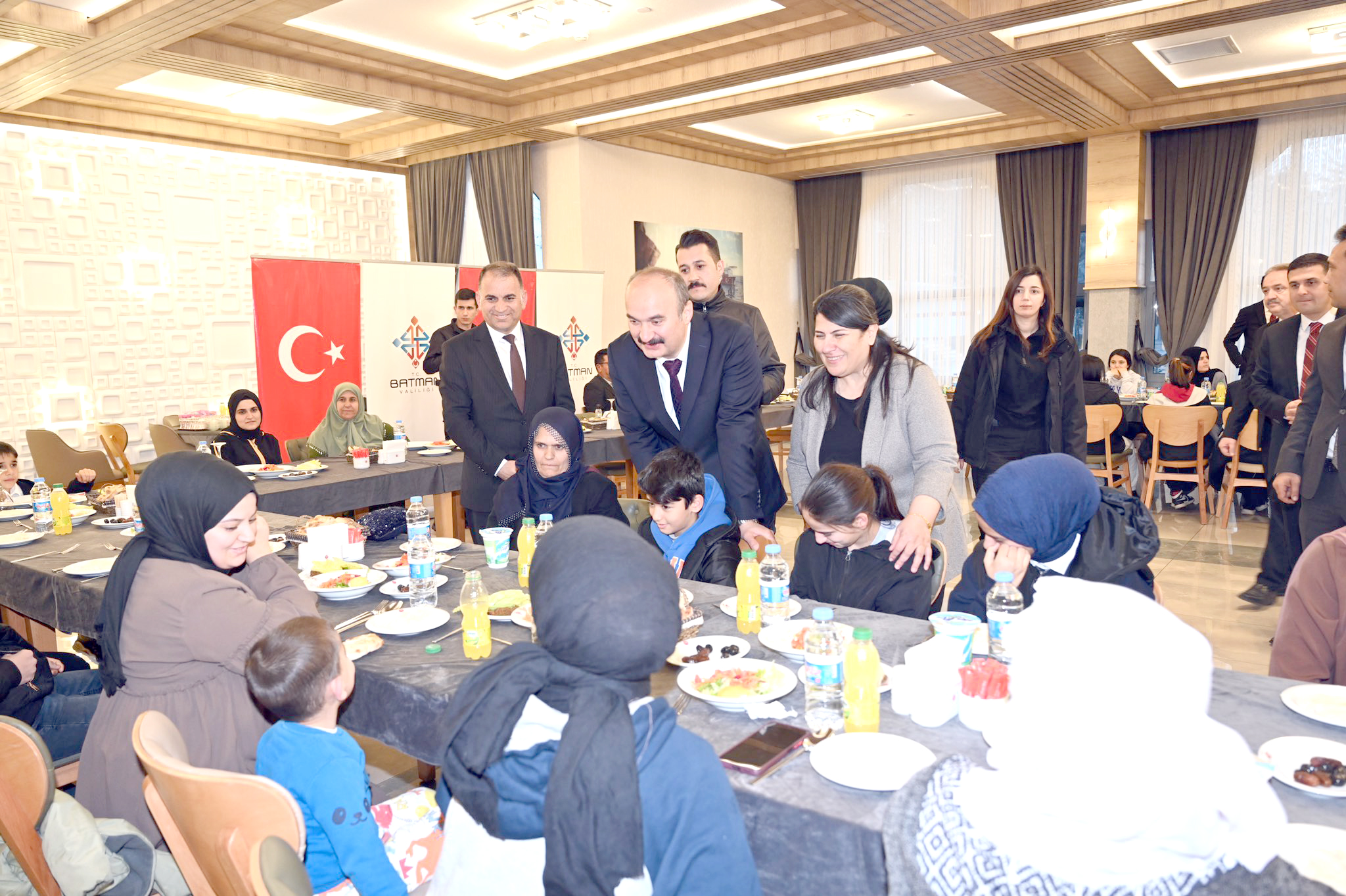 SYDV’den yararlanan vatandaşları iftarda ağırladı