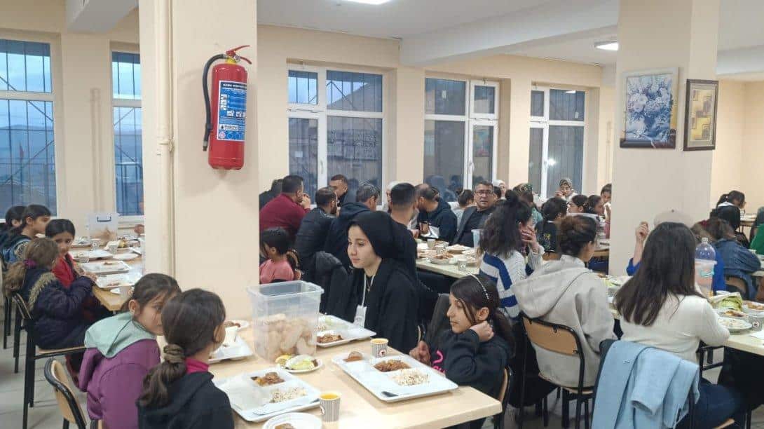 Yatılı Bölge Ortaokulu Öğrencileriyle bir araya geldi