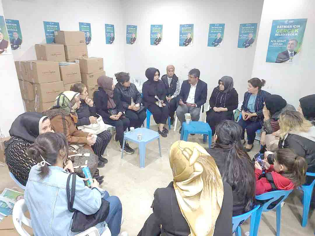 Ak Parti seçim lokaline yoğun ilgi