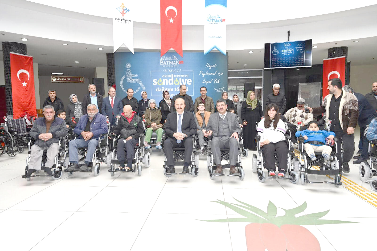 33 Engelliye akülü tekerlekli sandalye