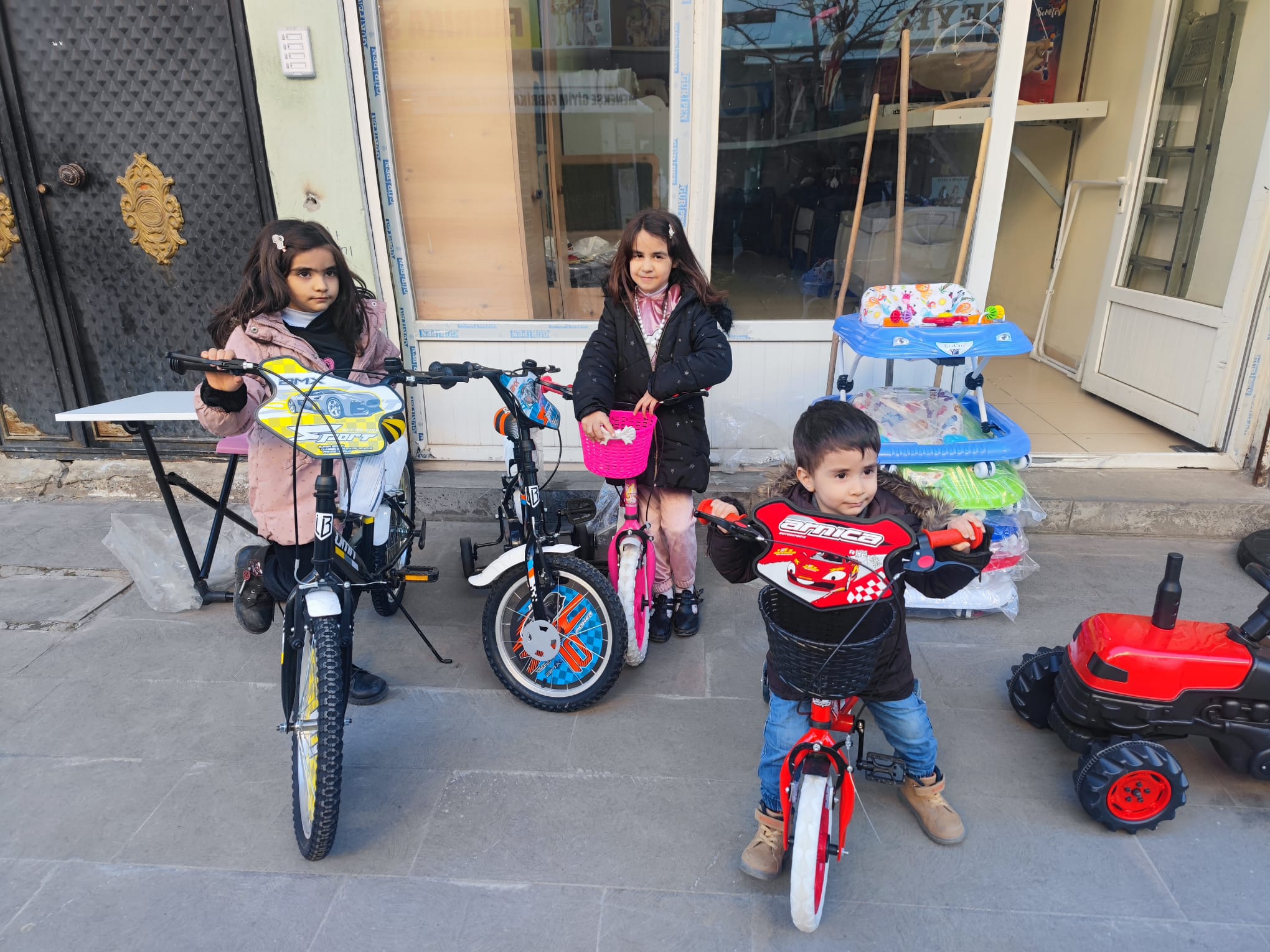 Gazzeli çocuklara bisiklet hediye ettiler