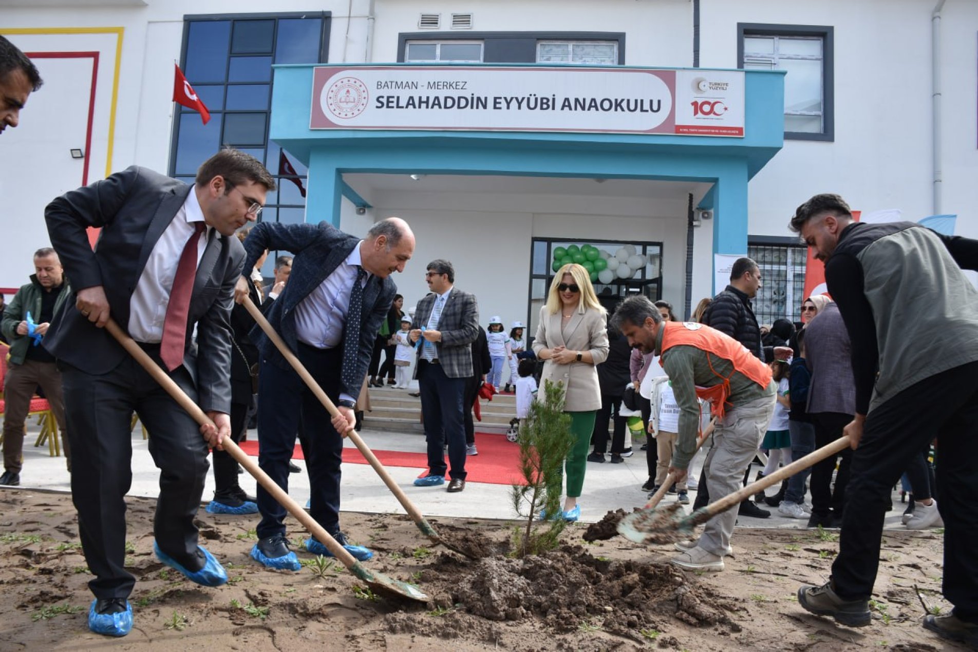 Minik öğrenciler 100 Çam fidanı dikti