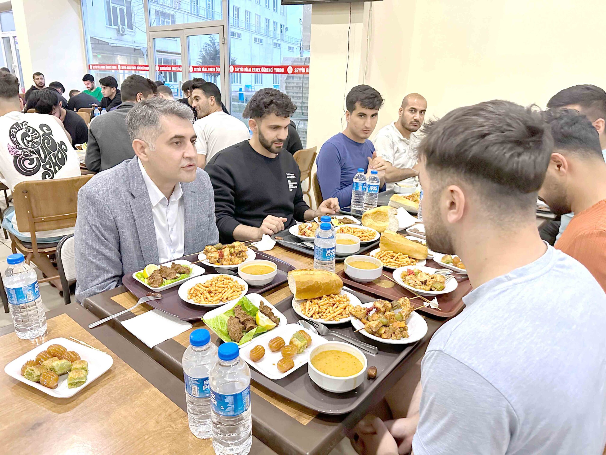 Ceylan, yurtta kalan öğrencilerle iftarını açtı