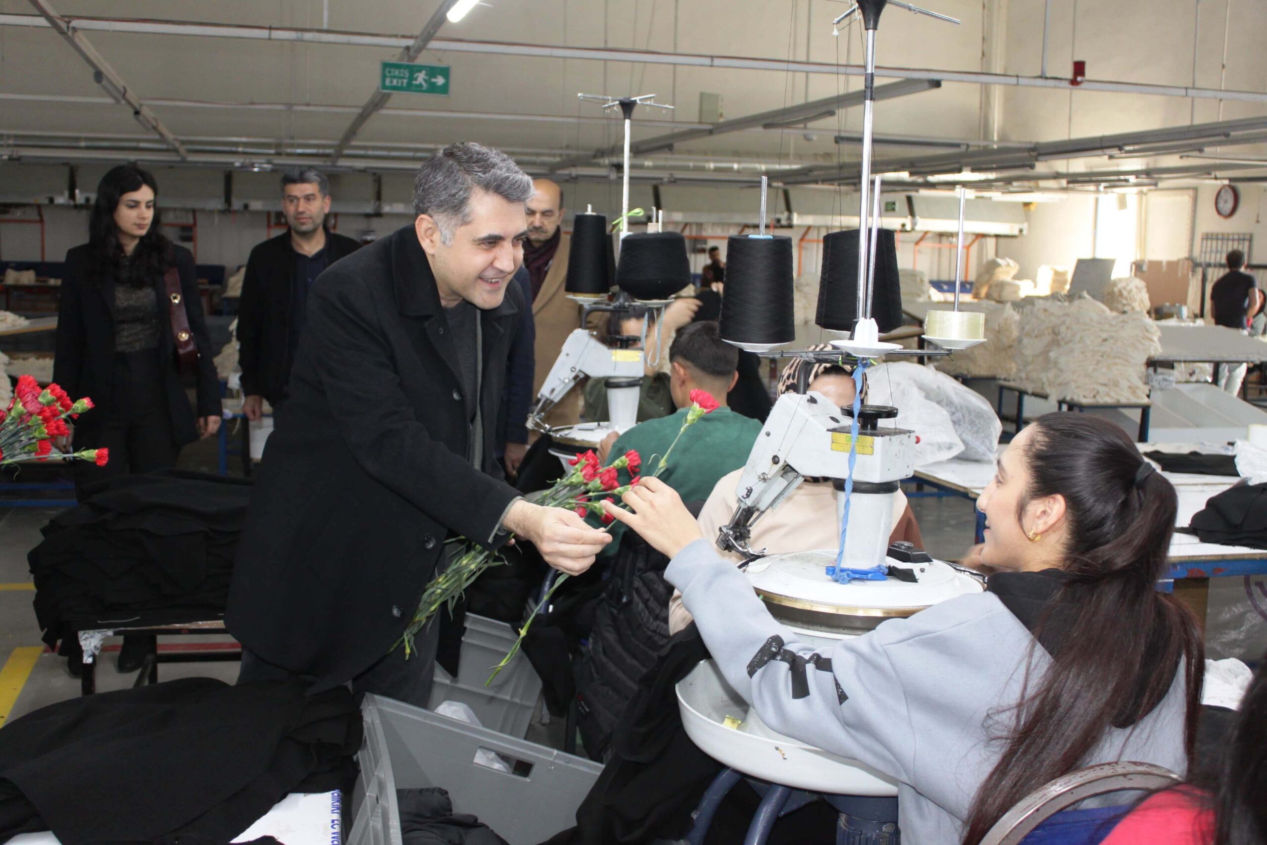 Ceylan’dan çalışan kadınlara karanfil