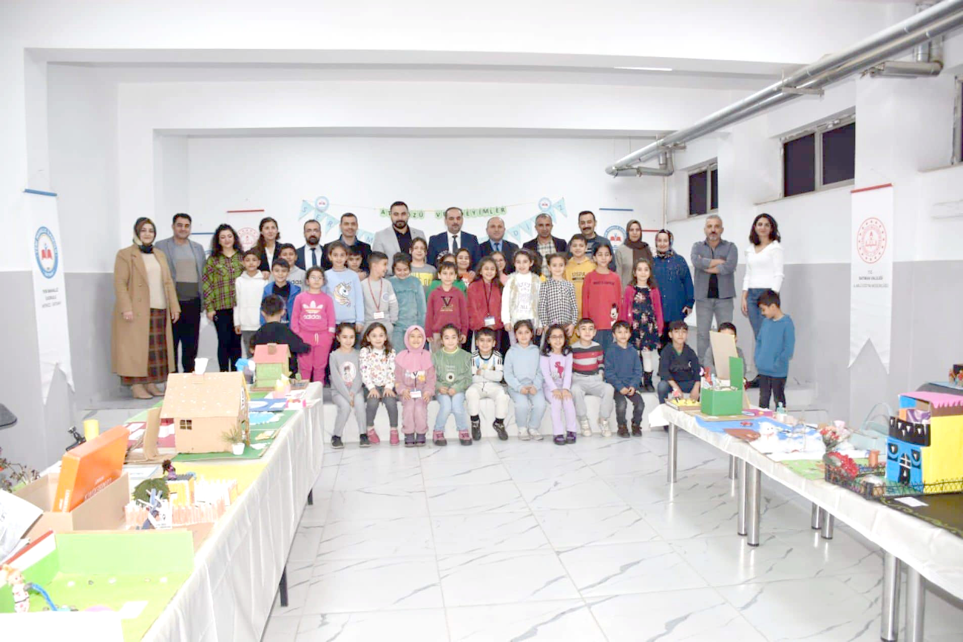 Yeni Mahalle İlkokulu öğrencilerinden ‘Dilimizin Zenginlikleri’ sergisi