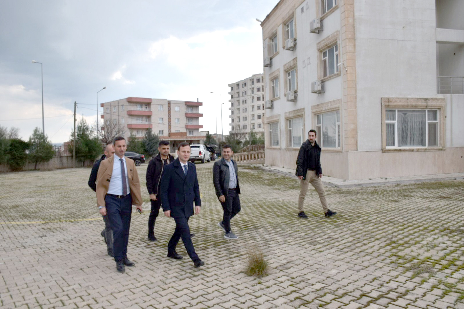 Eski öğretmenevi binasını inceledi