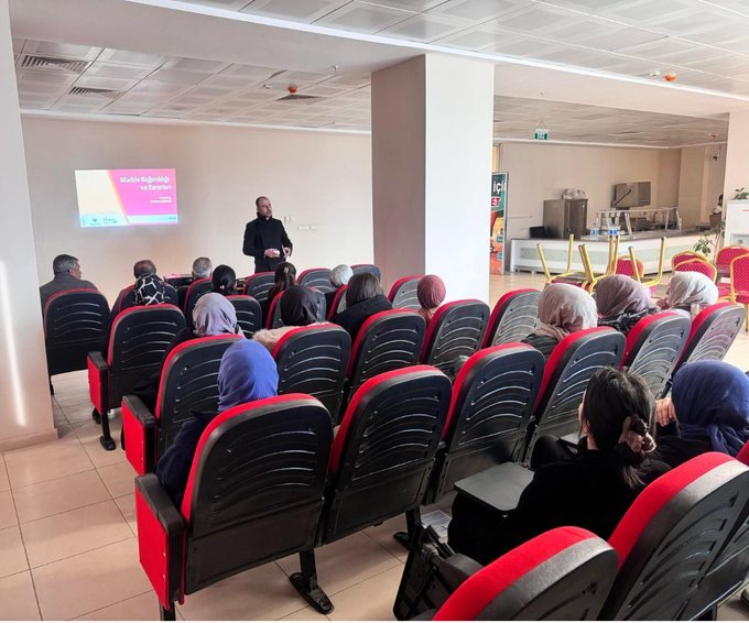 Sağlık personeline madde bağımlılığı anlatıldı