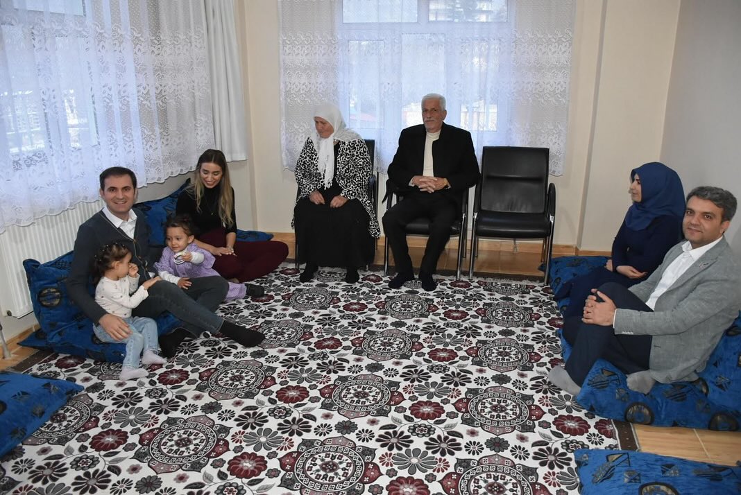 İftarda Gezgin ailesine konuk oldu