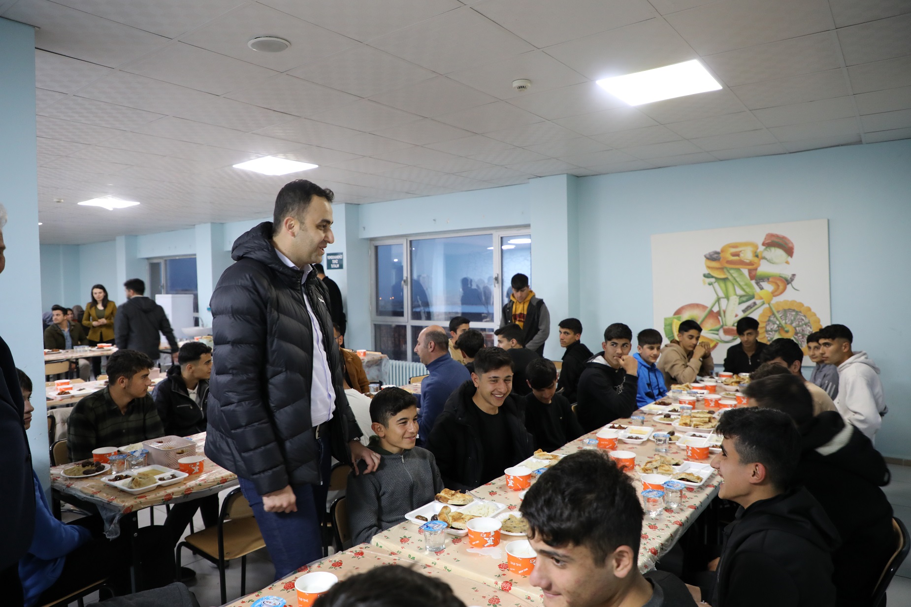 Yurt öğrencileri ile iftarda bir araya geldi