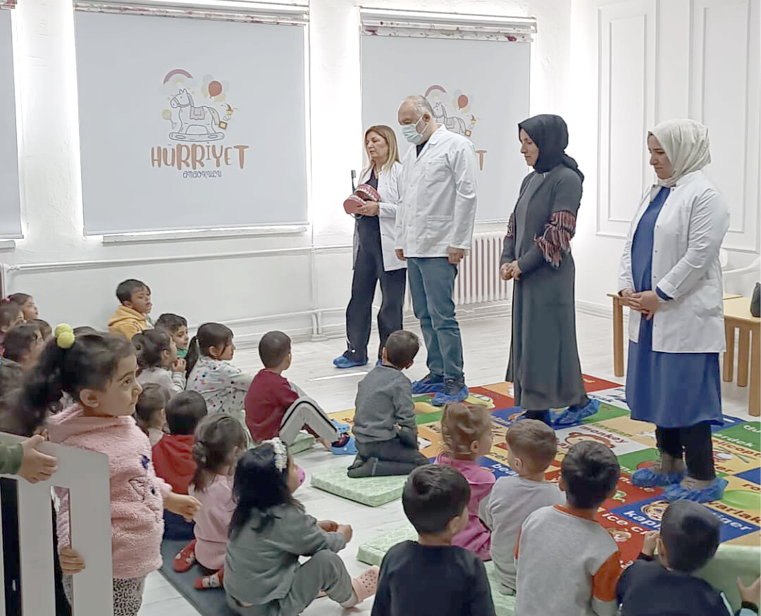 Öğrencilere diş fırçalama teknikleri anlatıldı