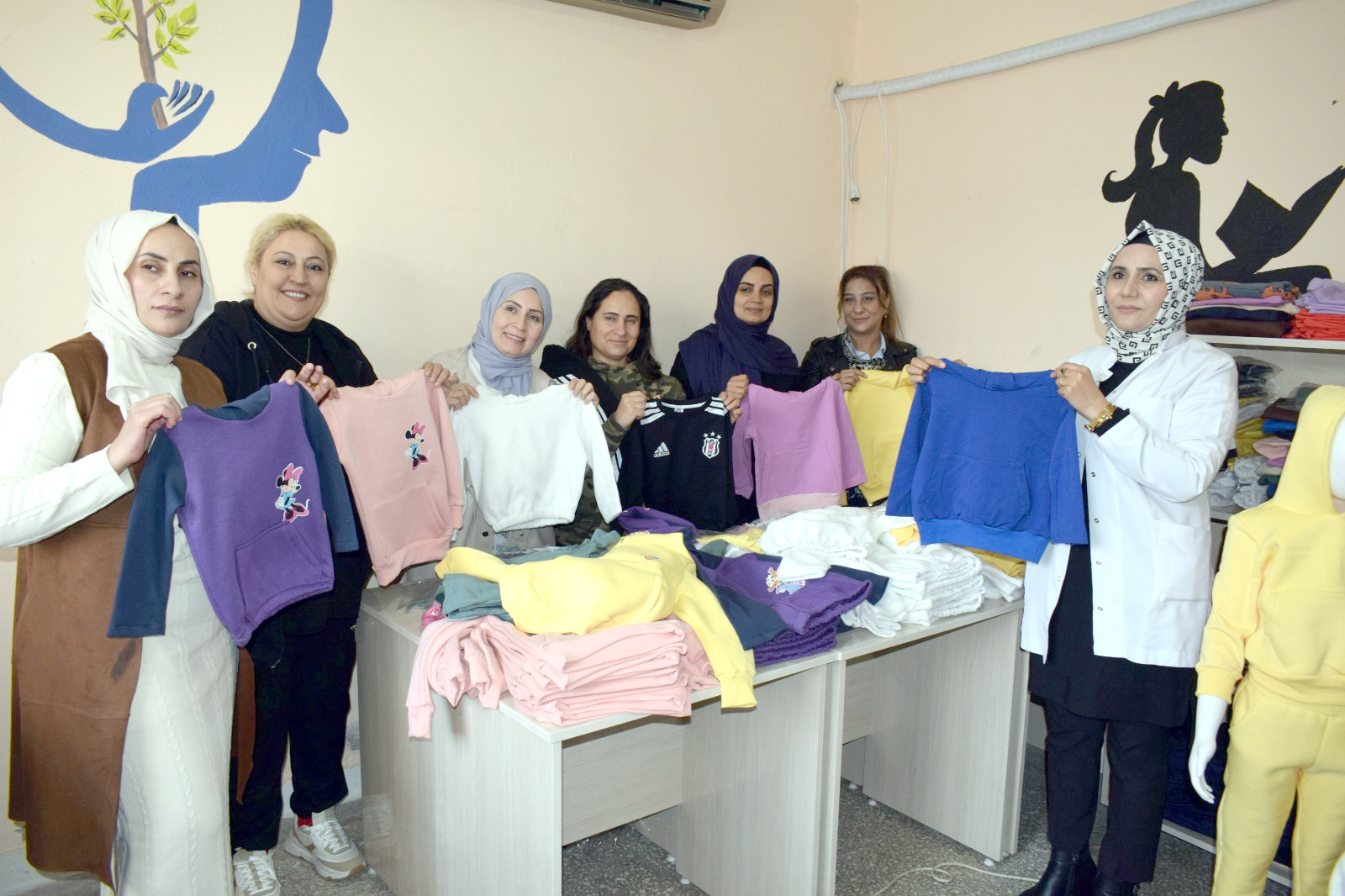 Kadınlar ihtiyaç sahibi çocuklar için elbise dikiyor