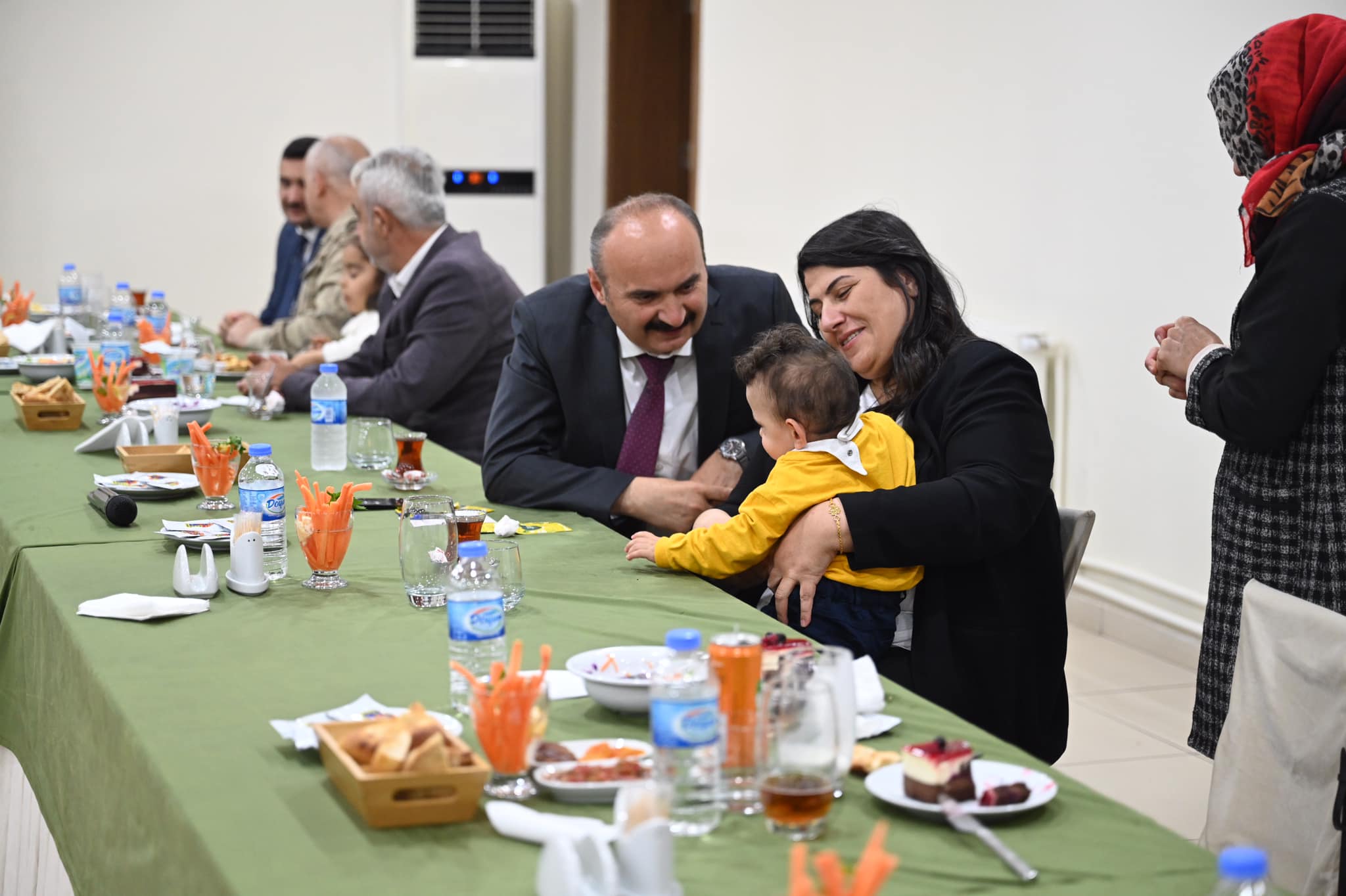 Vali Canalp ve eşi koruyucu aileleri misafir etti