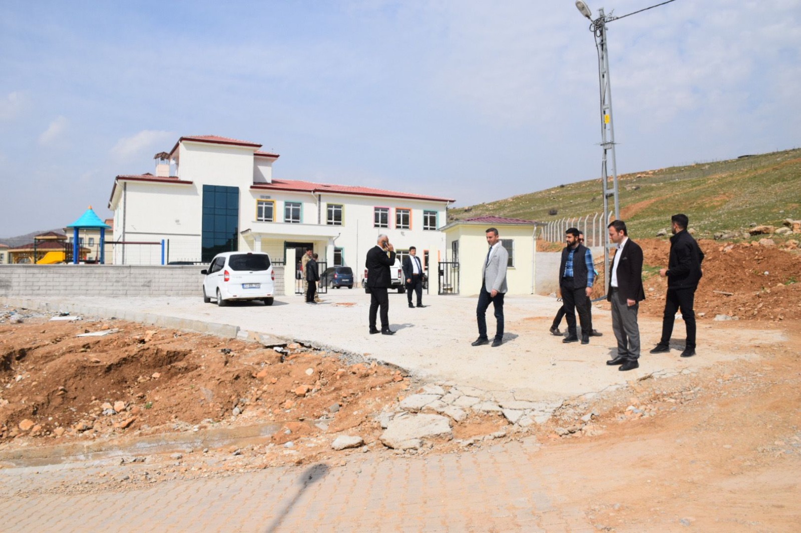 İnşaatı tamamlanan okulları inceledi