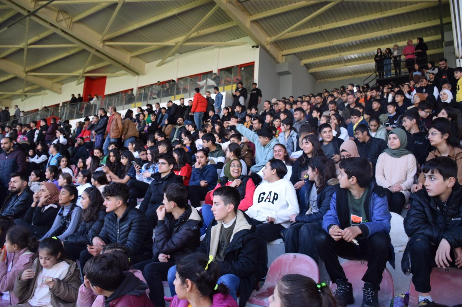 400 öğrenci Petrol Spora Destek için tribünde yerini aldı