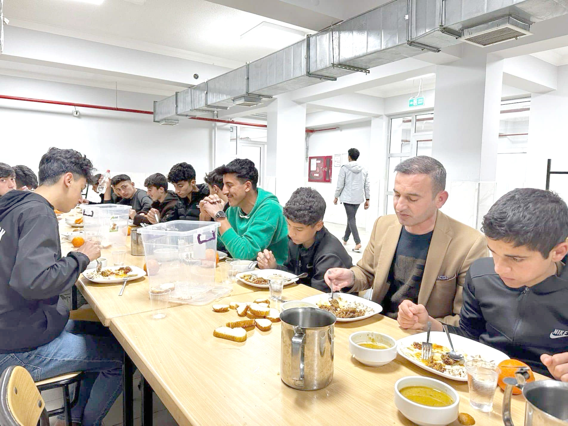 Yatılı öğrencilerin iftar sofrasına misafir oldu