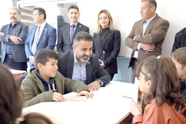 Başkan Çetin, öğrencilere oyuncak ve ayakkabı dağıttı