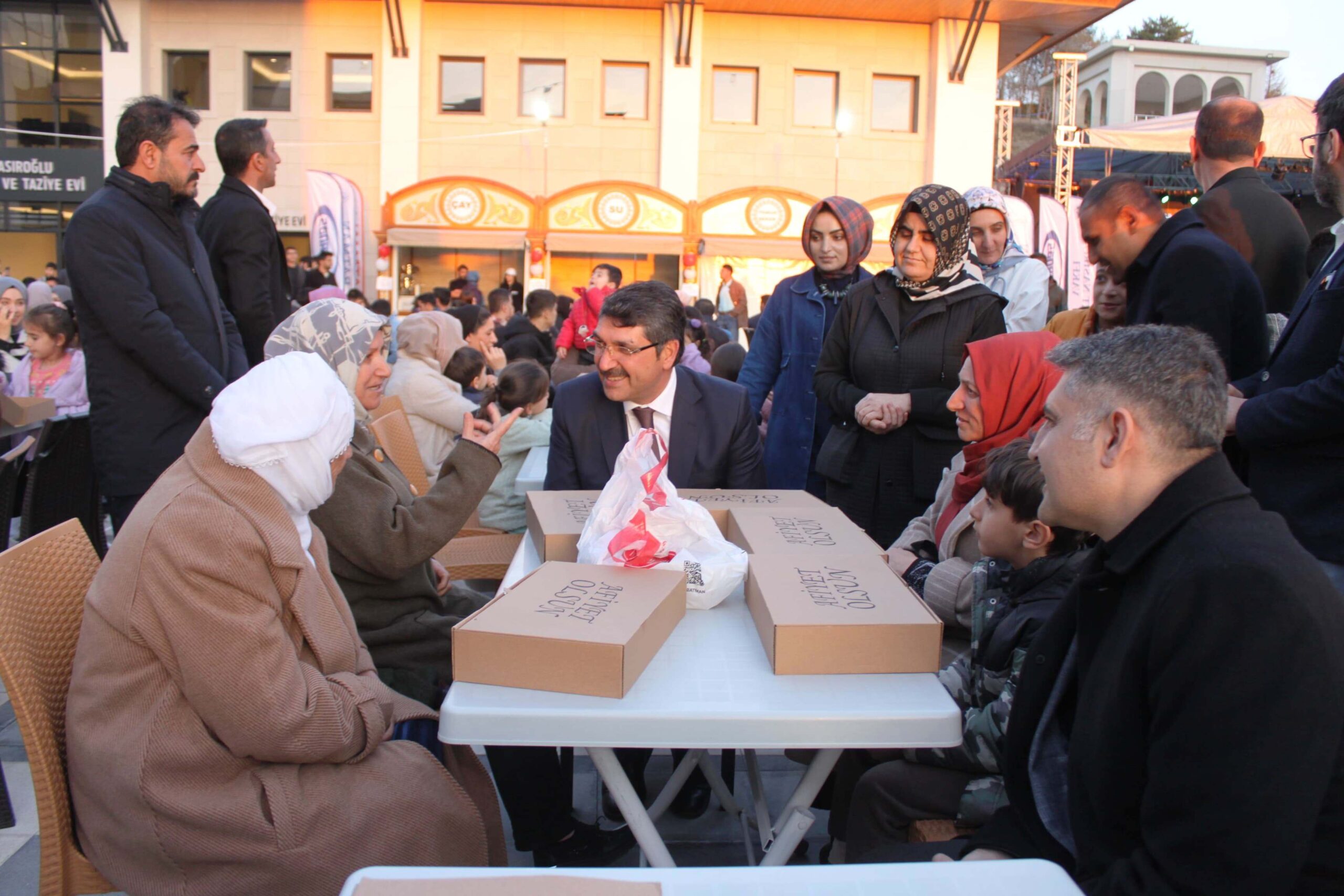 Nasıroğlu Batman’daki ilk iftarını vatandaşlarla açtı