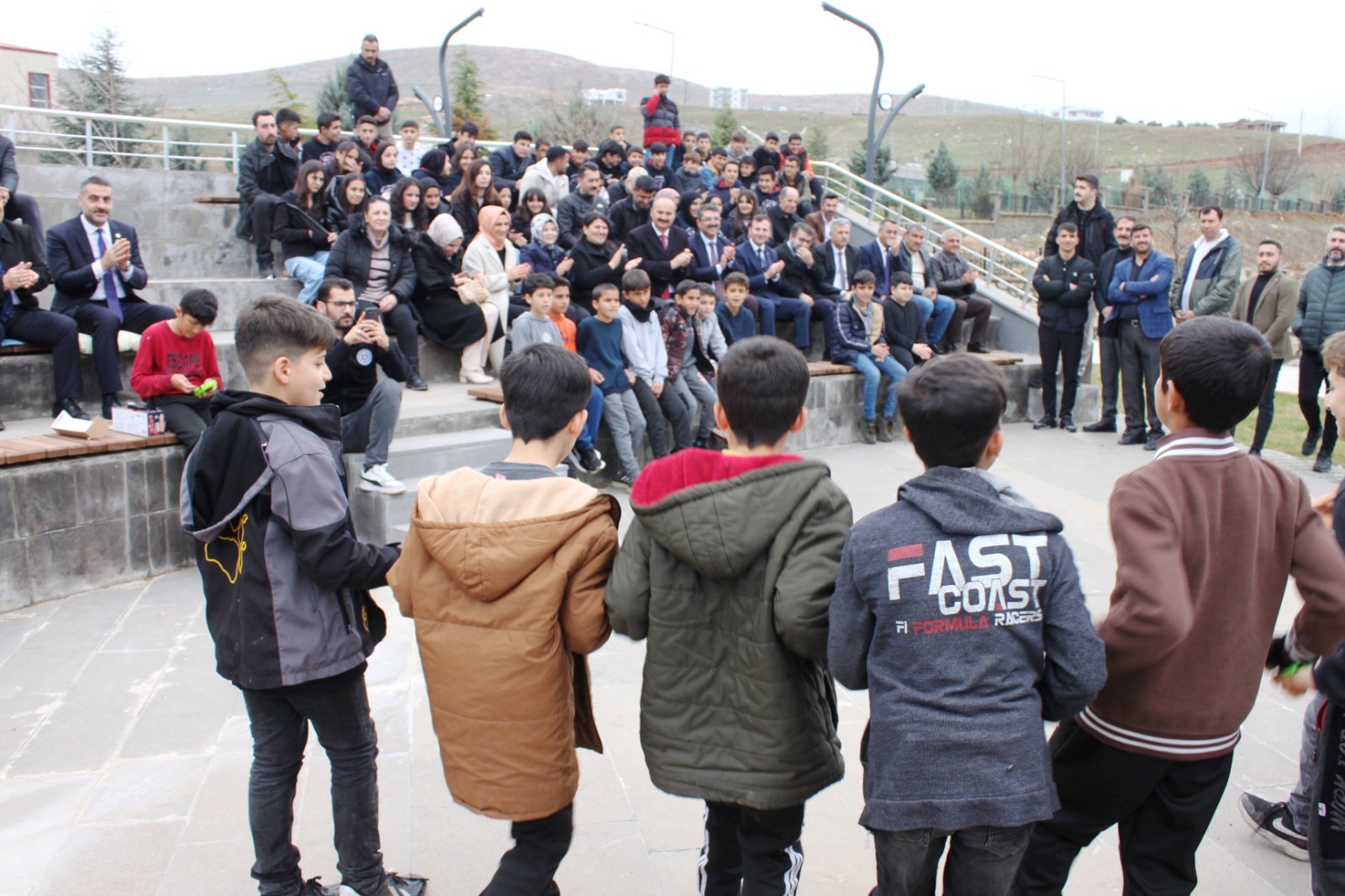 ‘Taş atan değil halay çeken çocuklar istiyoruz’