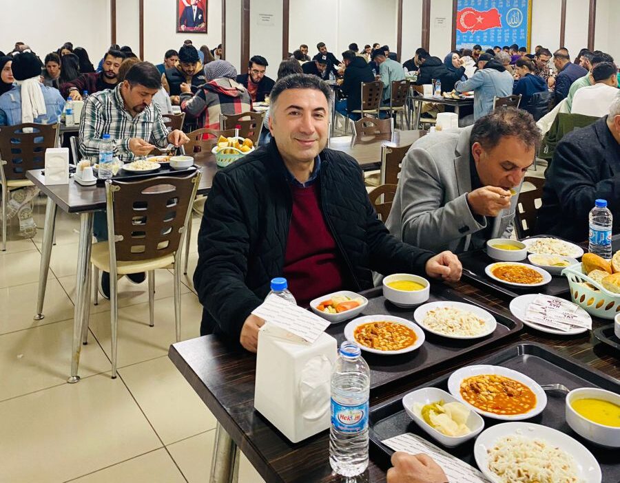 Rektör Demir iftar yemeğinde öğrencilerle bir araya geldi