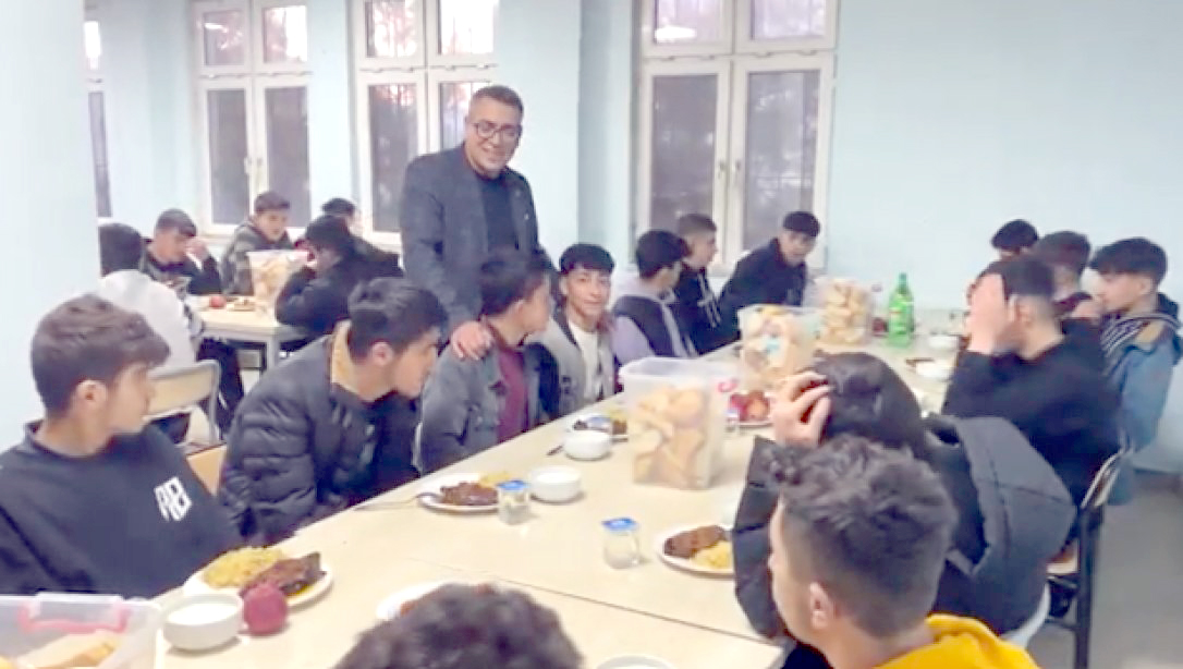 Sason Anadolu Lisesi Pansiyonu’nda kalan öğrencilerle bir araya geldi