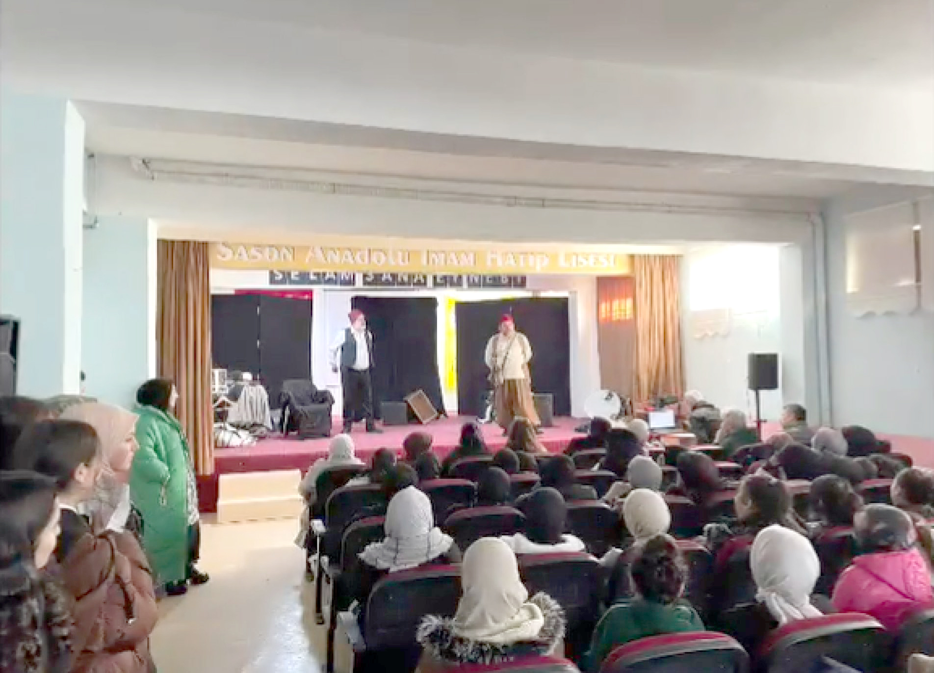 ‘Tek Perdelik Komedi’ ile Sason gülümsedi