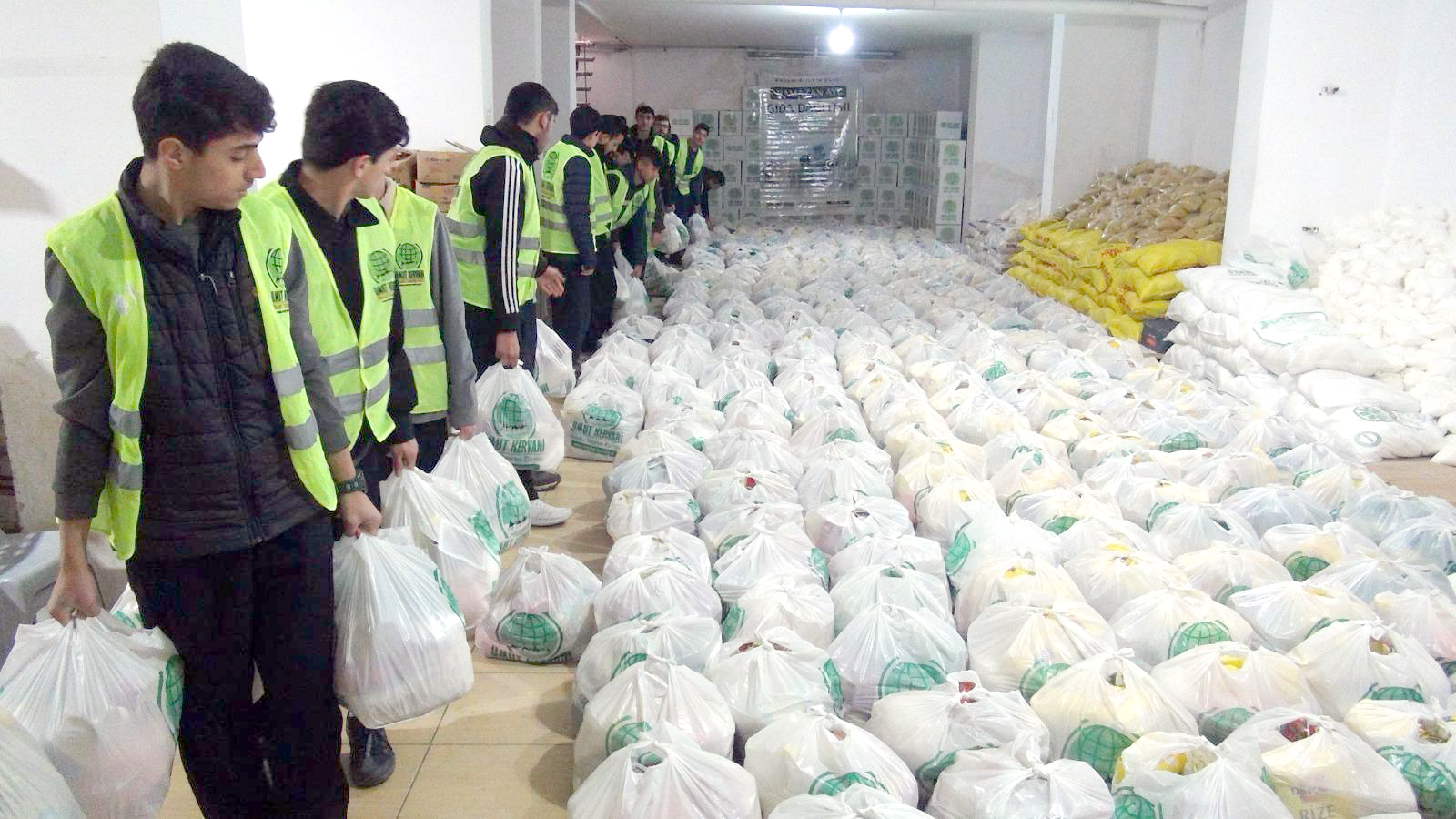 Umut Kervanı onlarca aileye gıda kolisi dağıtımına başladı