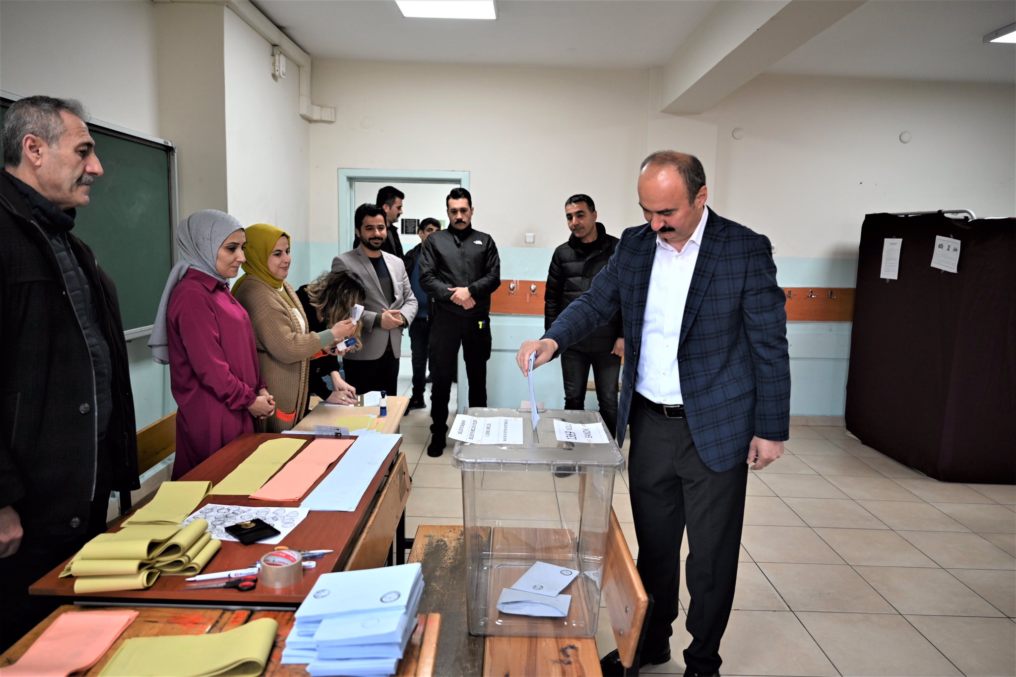 Vali Canalp oyunu kullandı