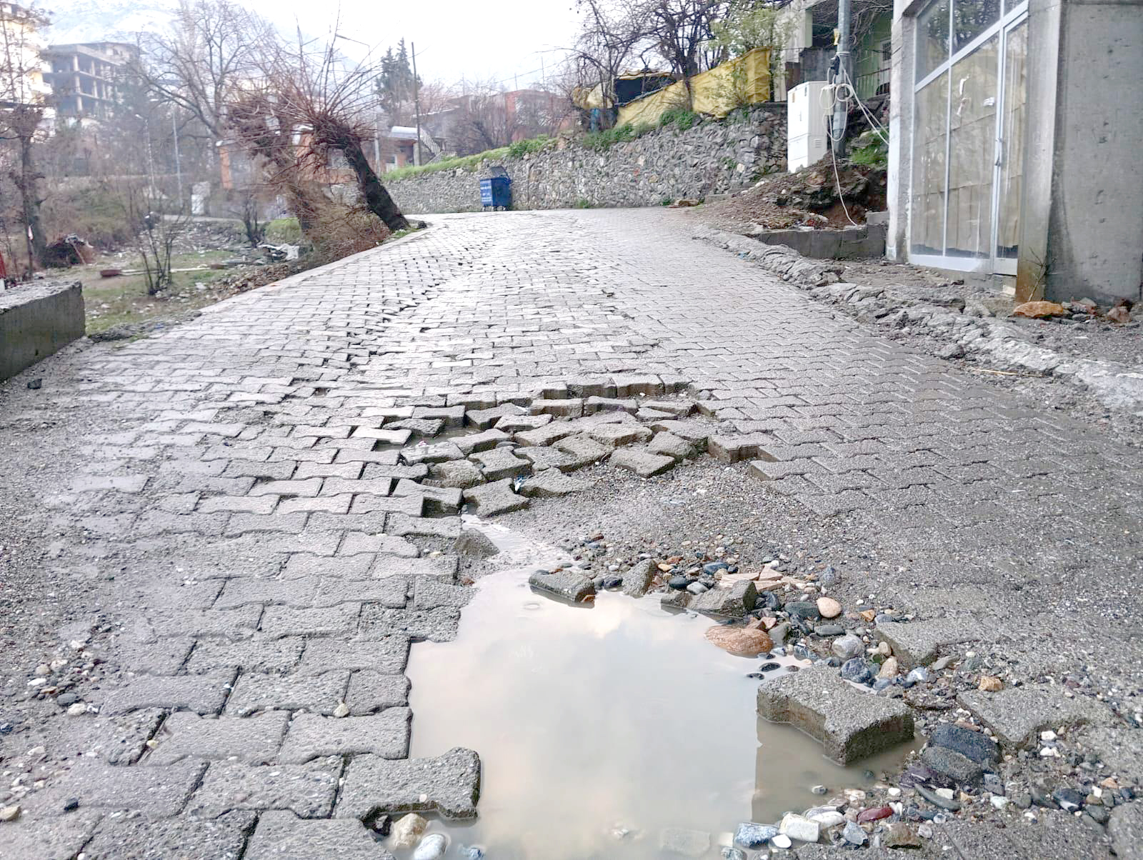 Yağışlar parke yoluna zarar verdi