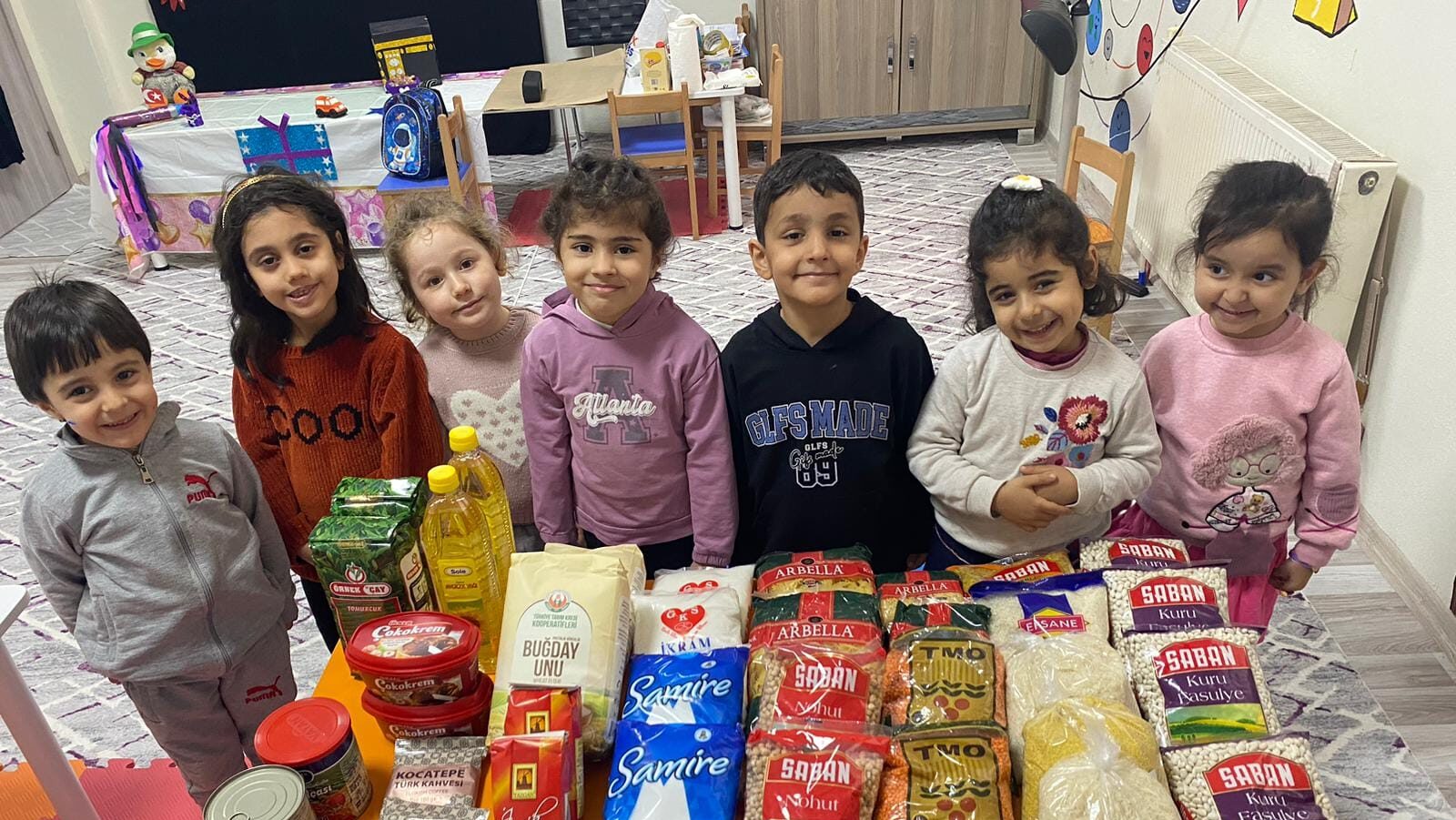 Minik ellerin hazırladığı yardım kolileri ihtiyaç sahiplerine ulaştırıldı