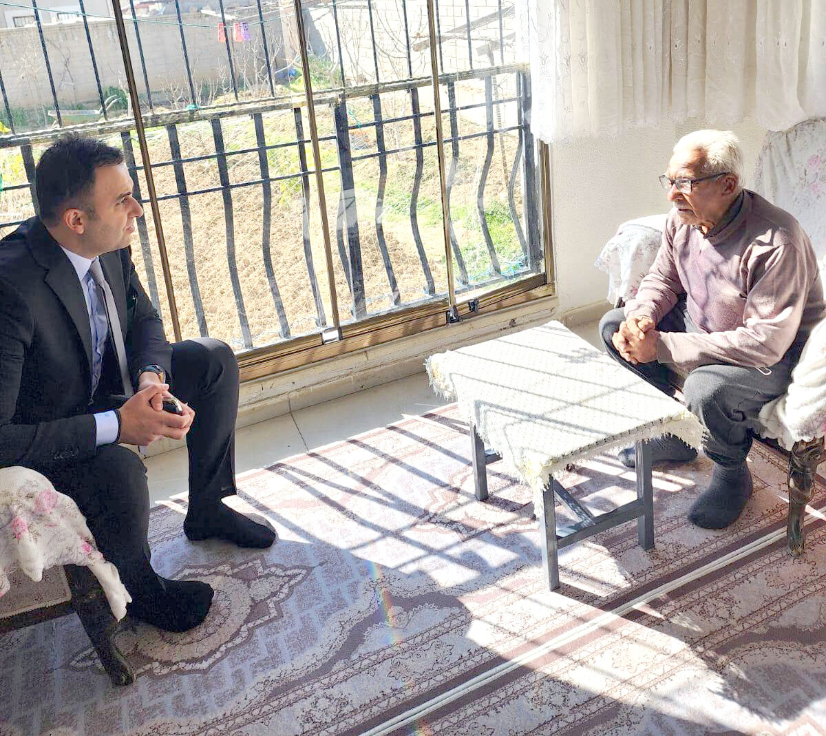 Yaşlı vatandaşları evlerinde ziyaret etti