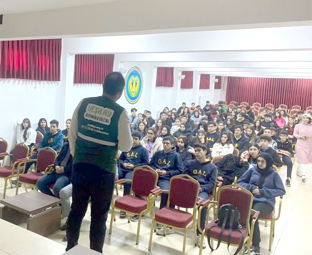 Yeşilay öğrencileri bilgilendirdi