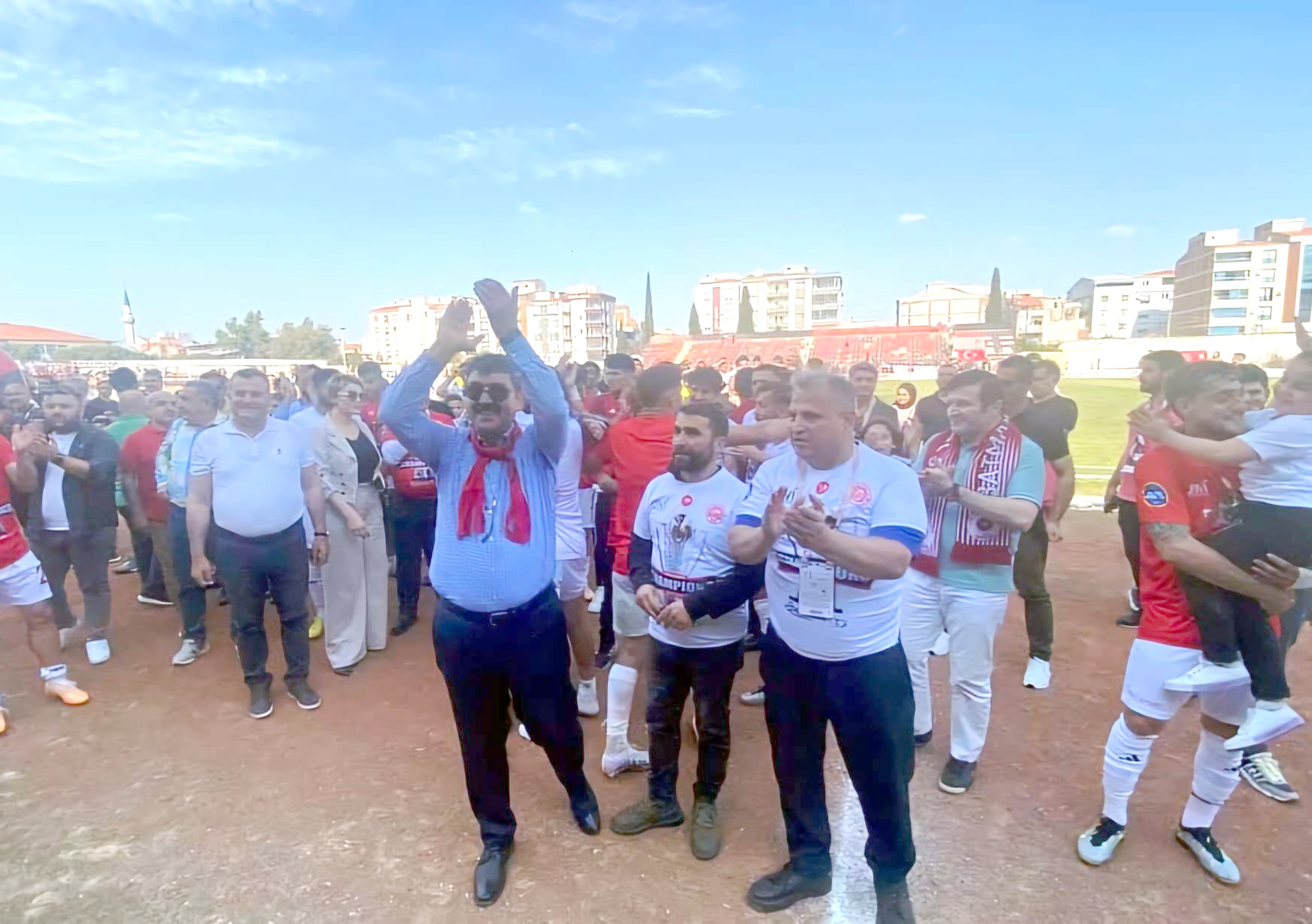 Nasıroğlu Petrolspor  takımını kutladı