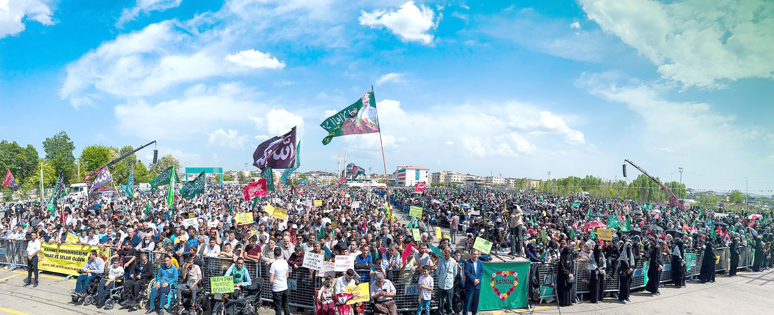 Onbinler kutlu doğum için alandaydı