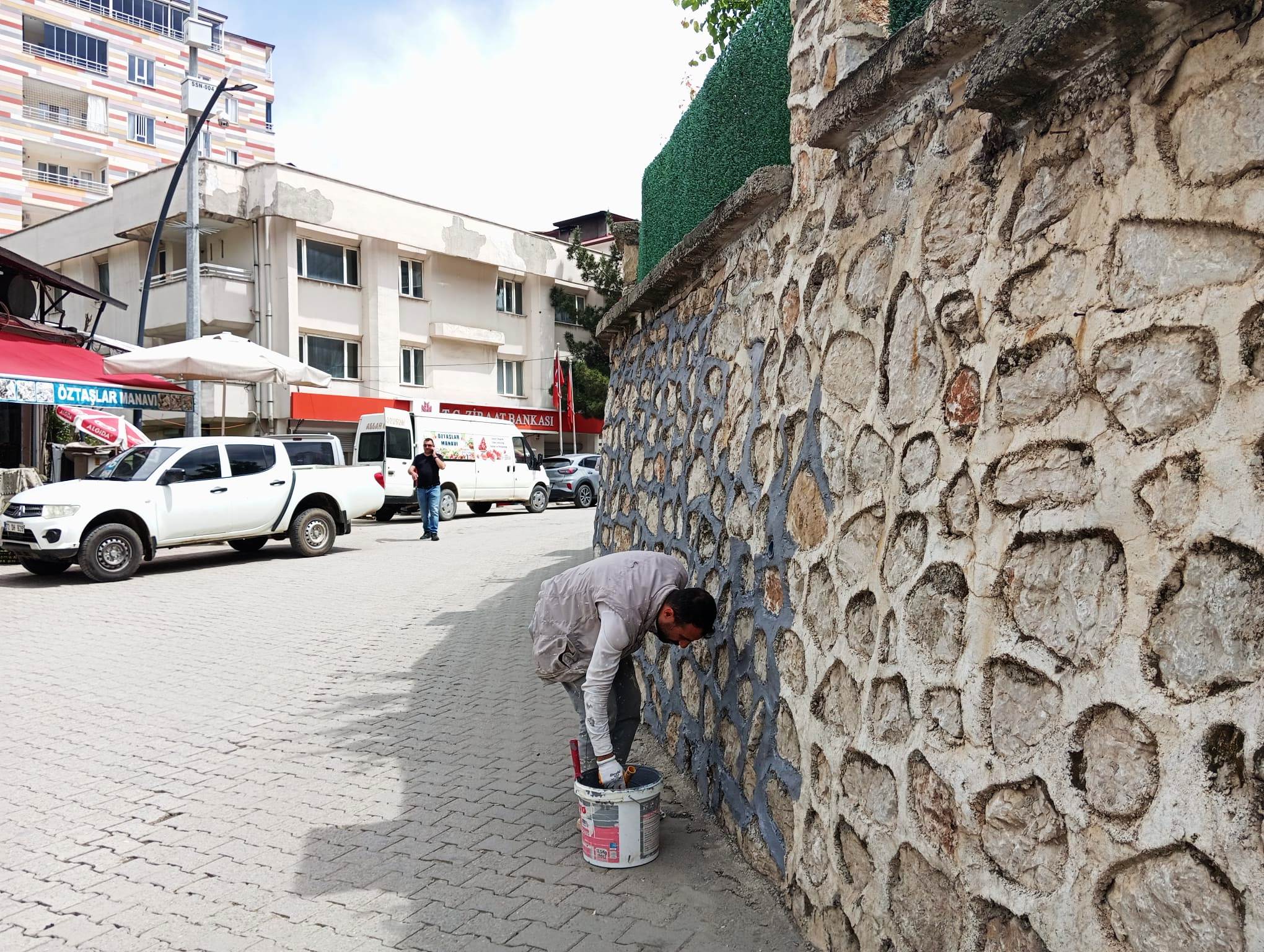 İhata duvarları boyanıyor