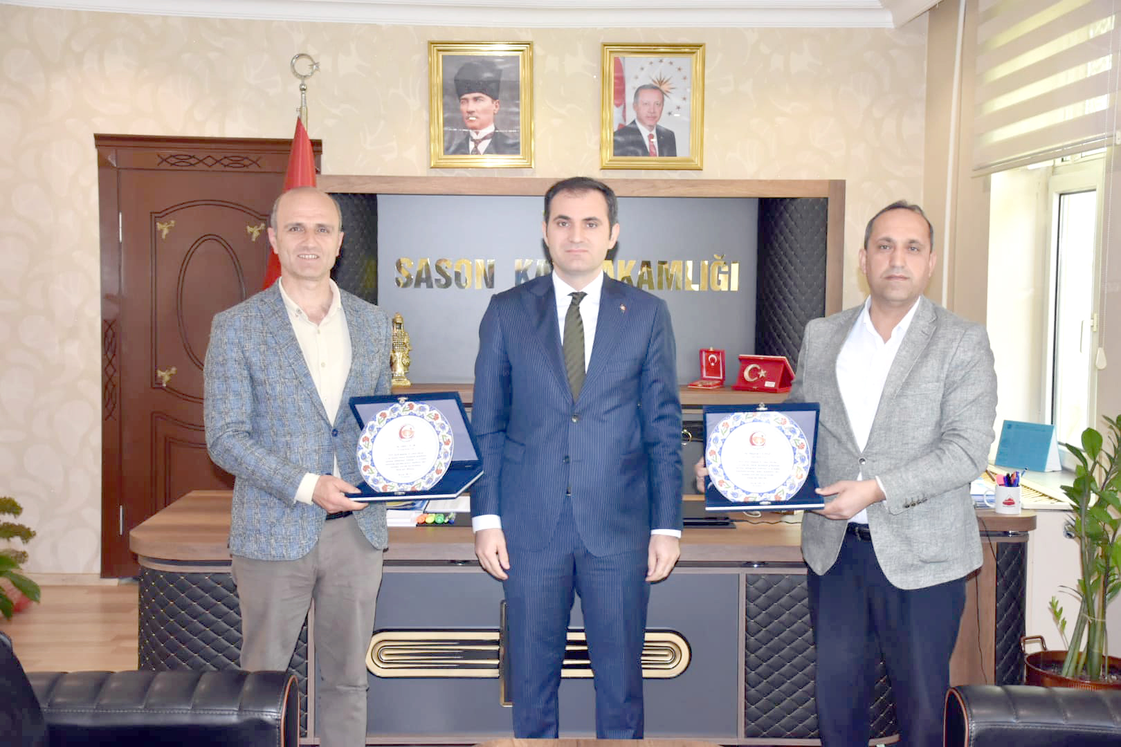 Eski Meclis üyelerine plaket