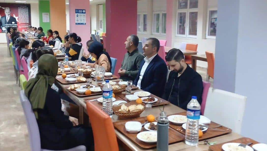 Müdür Konakçi öğrencilerle iftar yemeğinde buluştu